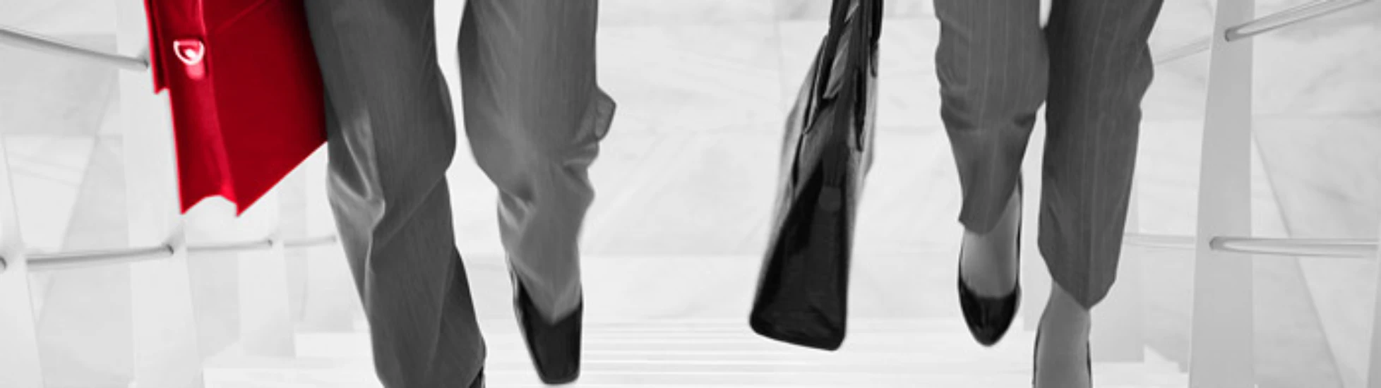 Business people walking up stairs | Atradius 